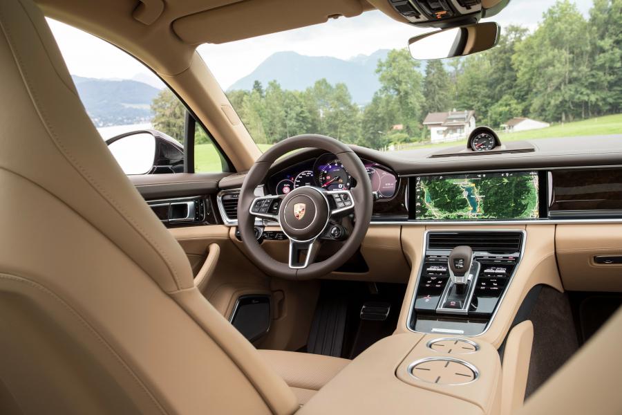 Интерьер Porsche Panamera 4S 2016 года  (фото 5 из 65)